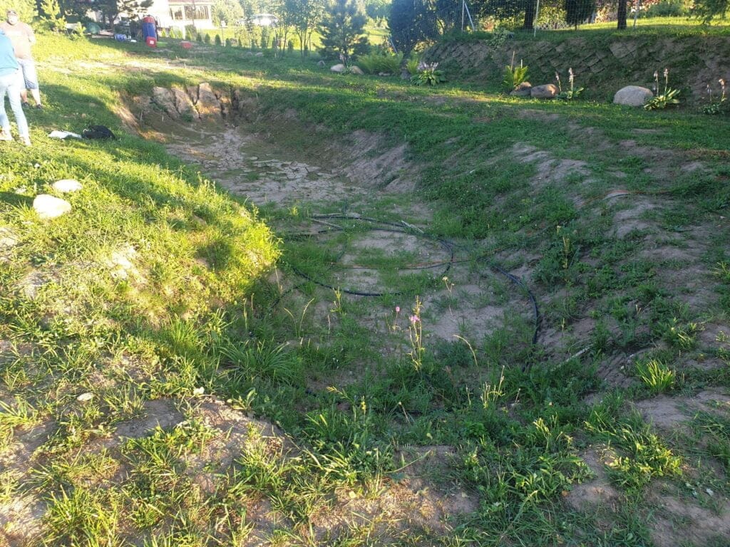 Tvenkinyje nesilaiko vanduo