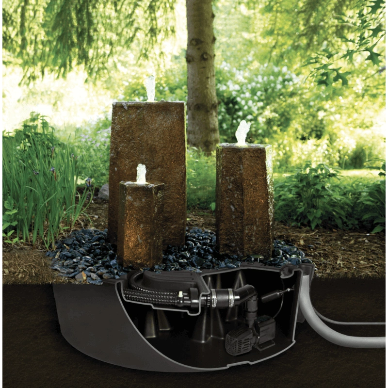 Akmens fontanas su siurbliu.