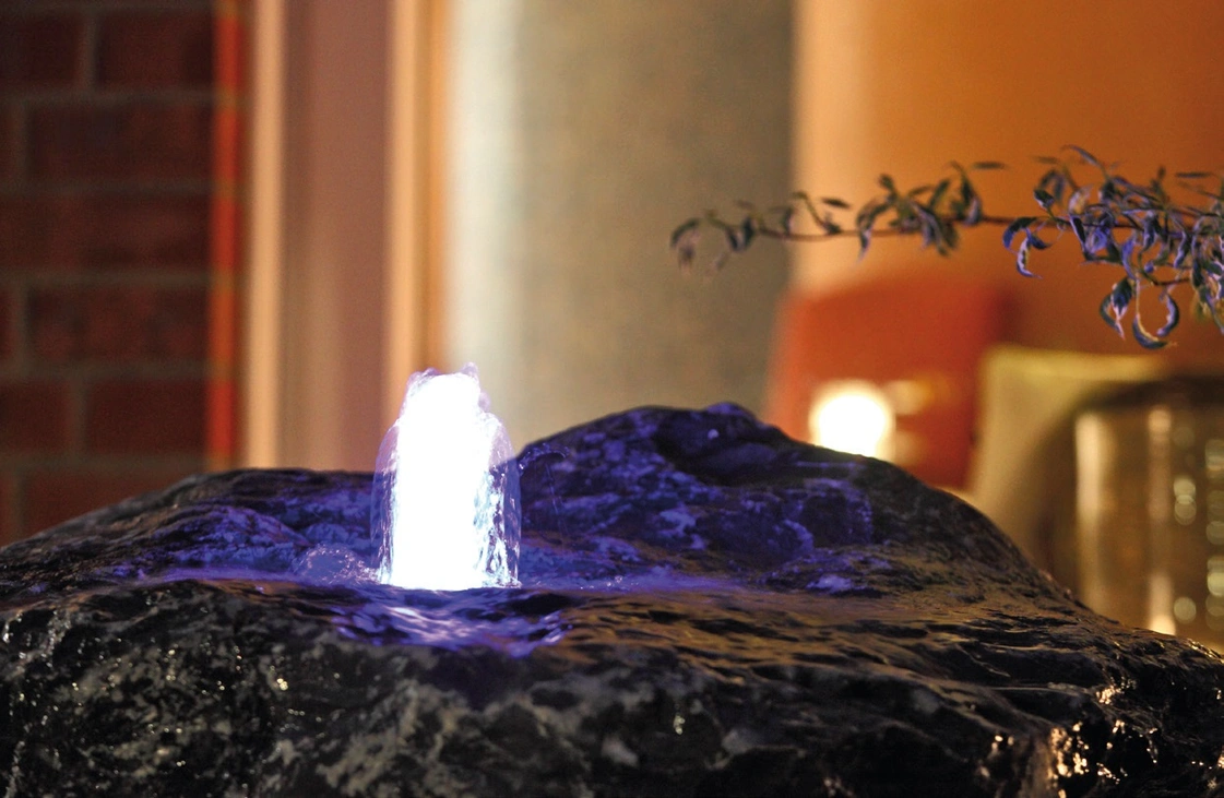 Akmens fontano apšvietimas.