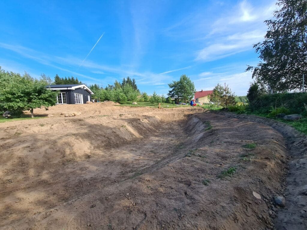 Tvenkinyje nesilaiko vanduo