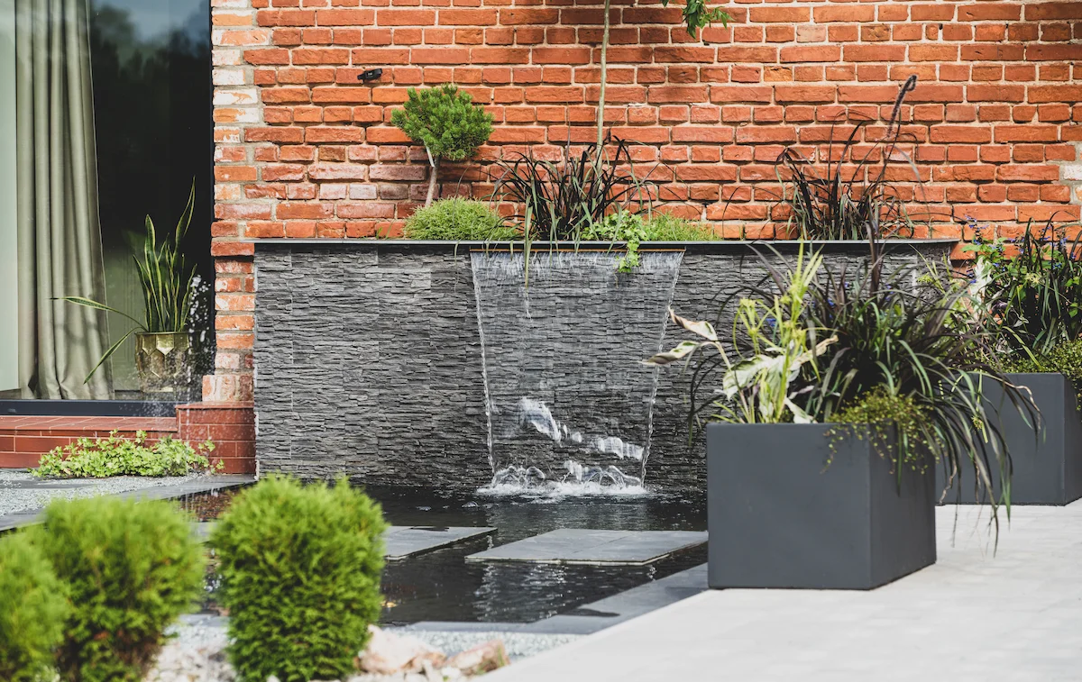 Modernus baseinas su perėjimu per vandenį